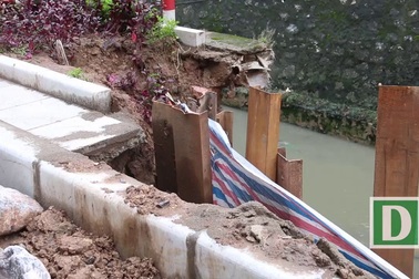 Nơm nớp lo khi đi qua đường sạt lở ở Hà Nội