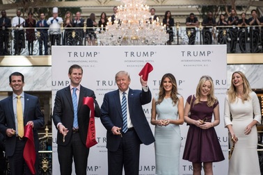 Công ty gia đình của Tổng thống Trump đang nợ chồng chất