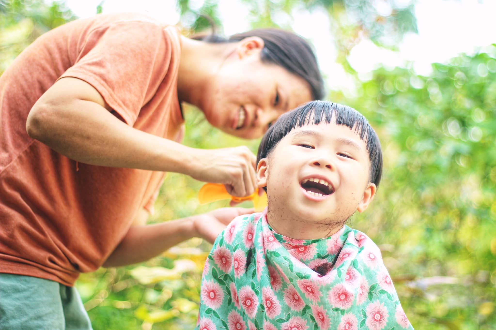 Biểu cảm cực đáng yêu của cô bé 3 tuổi cắt tóc bát úp - 4