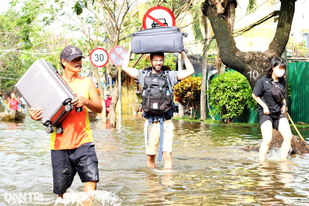 Hội An ngập lụt, du khách khăn gói sơ tán - 7 Hội An ngập lụt, du khách khăn gói sơ tán - 7