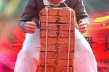 Nâng gạch bằng răng