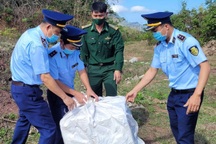 Phát hiện gần 2.000 bộ kit test Covid-19 vứt bên đường