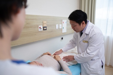 Bác sĩ Việt mang y học theo chuẩn quốc tế đến gần hơn với người dân địa phương