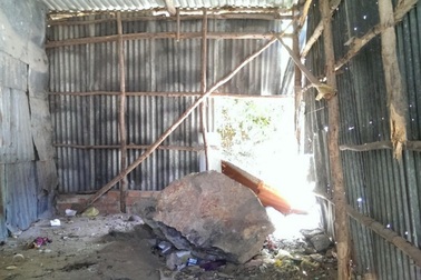 Đá núi liên tục rơi, 200 hộ dân cần di dời khẩn cấp