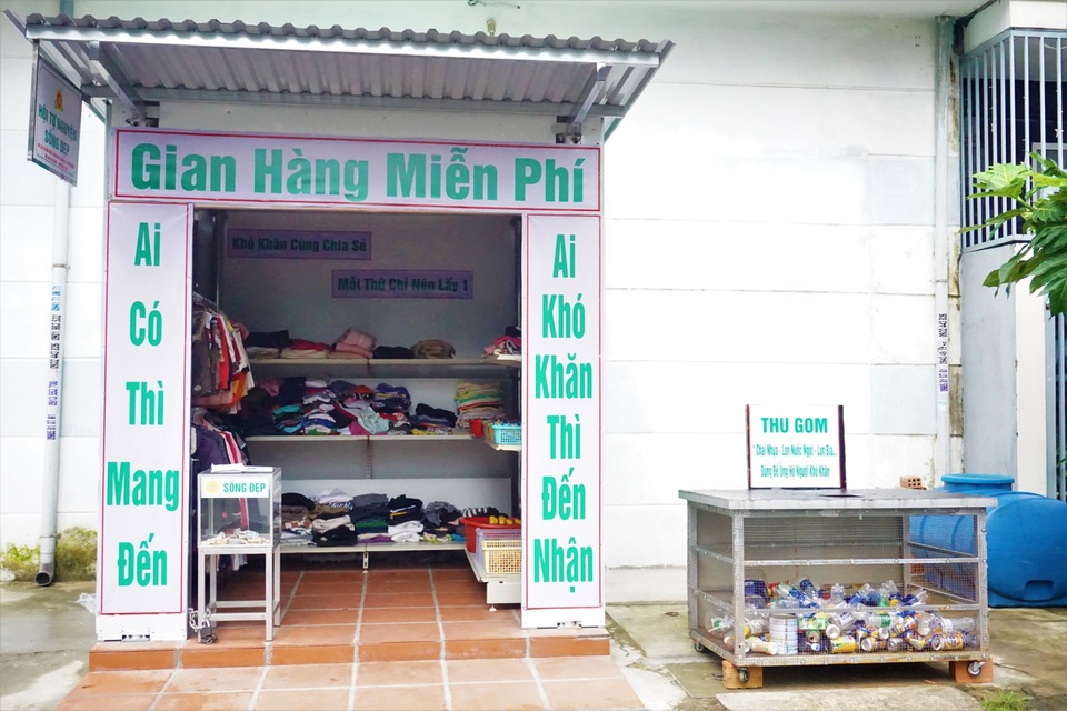 Ấm lòng gian hàng miễn phí cho người lao động nghèo - 1 Ấm lòng gian hàng miễn phí cho người lao động nghèo - 1