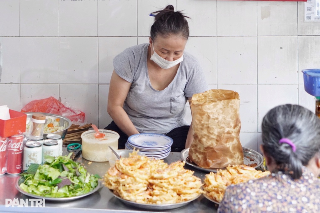 Quán bánh tôm muốn thưởng thức cần may mắn ở ngõ chợ Đồng Xuân - 4 Quán bánh tôm muốn thưởng thức cần may mắn ở ngõ chợ Đồng Xuân - 4