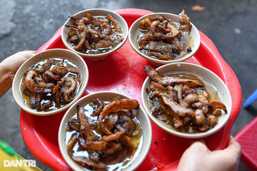 Hanoi's bun cha restaurant sells vermicelli noodles every day, American chefs praise it as delicious - 6 Hanoi's bun cha restaurant sells vermicelli noodles every day, American chefs praise it as delicious - 6