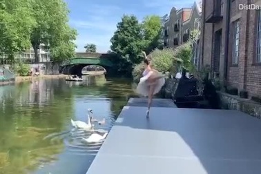 Một buổi biểu diễn "chính thức" diễn ra bên bờ kênh