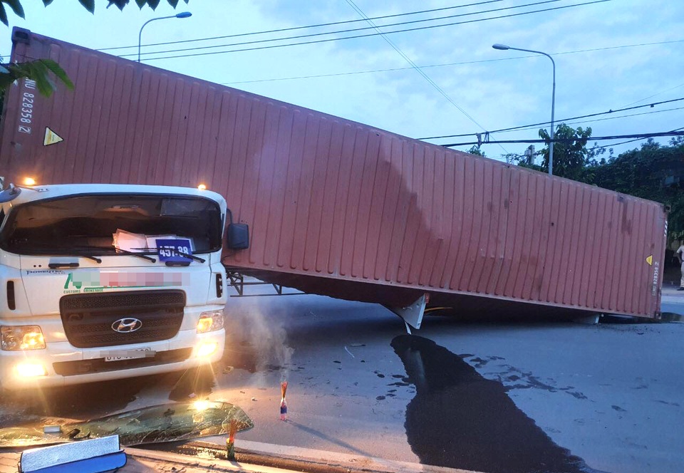 Thùng container bật khỏi rơ-moóc, đè bẹp tài xế trong cabin - 1 Thùng container bật khỏi rơ-moóc, đè bẹp tài xế trong cabin - 1