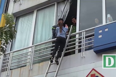 Hà Nội: Giải cứu nhiều người mắc kẹt trong căn nhà 4 tầng