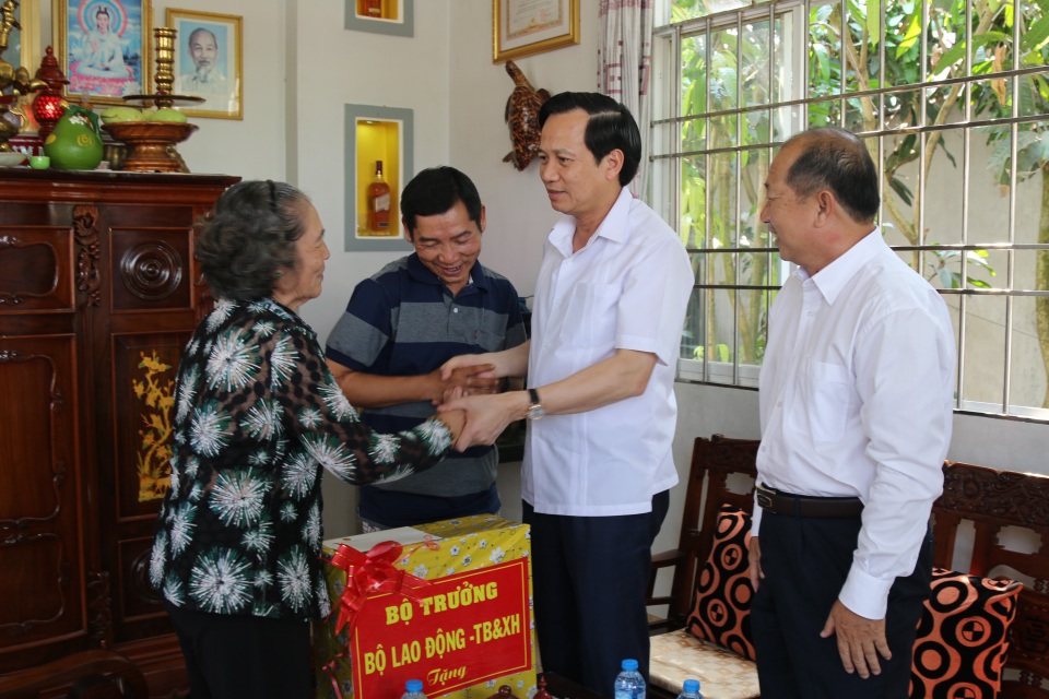 Bộ trưởng Đào Ngọc Dung thăm và tặng quà gia đình chính sách tỉnh Đồng Tháp - 1 Bộ trưởng Đào Ngọc Dung thăm và tặng quà gia đình chính sách tỉnh Đồng Tháp - 1