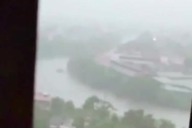 Khoảnh khắc sét đánh tóe lửa xuống Hà Nội, bầu trời đen kịt như muốn đổ sập