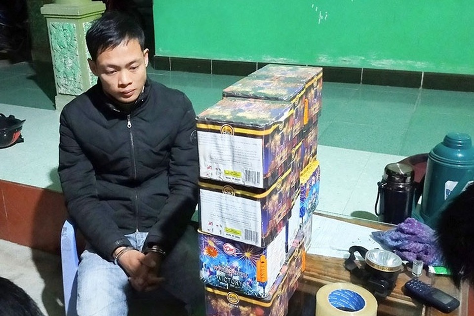 Liên tiếp bắt các vụ vận chuyển pháo trái phép, thu giữ hơn 1 tạ pháo hoa - 3 Liên tiếp bắt các vụ vận chuyển pháo trái phép, thu giữ hơn 1 tạ pháo hoa - 3