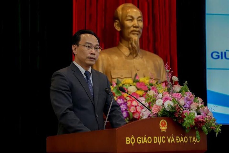 Tân Thứ trưởng Hoàng Minh Sơn chính thức nhận nhiệm vụ tại Bộ GDĐT - 2 Tân Thứ trưởng Hoàng Minh Sơn chính thức nhận nhiệm vụ tại Bộ GDĐT - 2