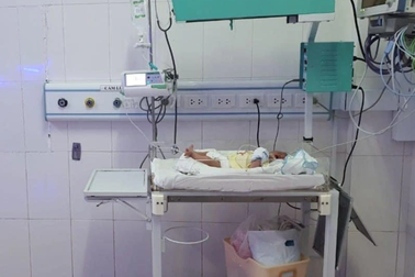 Bịt kín mặt, lén lút bế bé trai còn nguyên dây rốn vào bệnh viện rồi bỏ lại