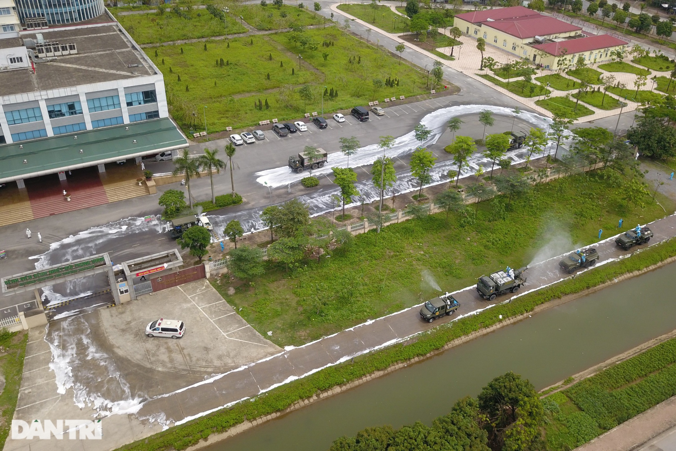 Binh chủng Hóa học tiêu tẩy khử trùng toàn bộ Bệnh viện Bệnh Nhiệt đới TW 2 - 4 Binh chủng Hóa học tiêu tẩy khử trùng toàn bộ Bệnh viện Bệnh Nhiệt đới TW 2 - 4