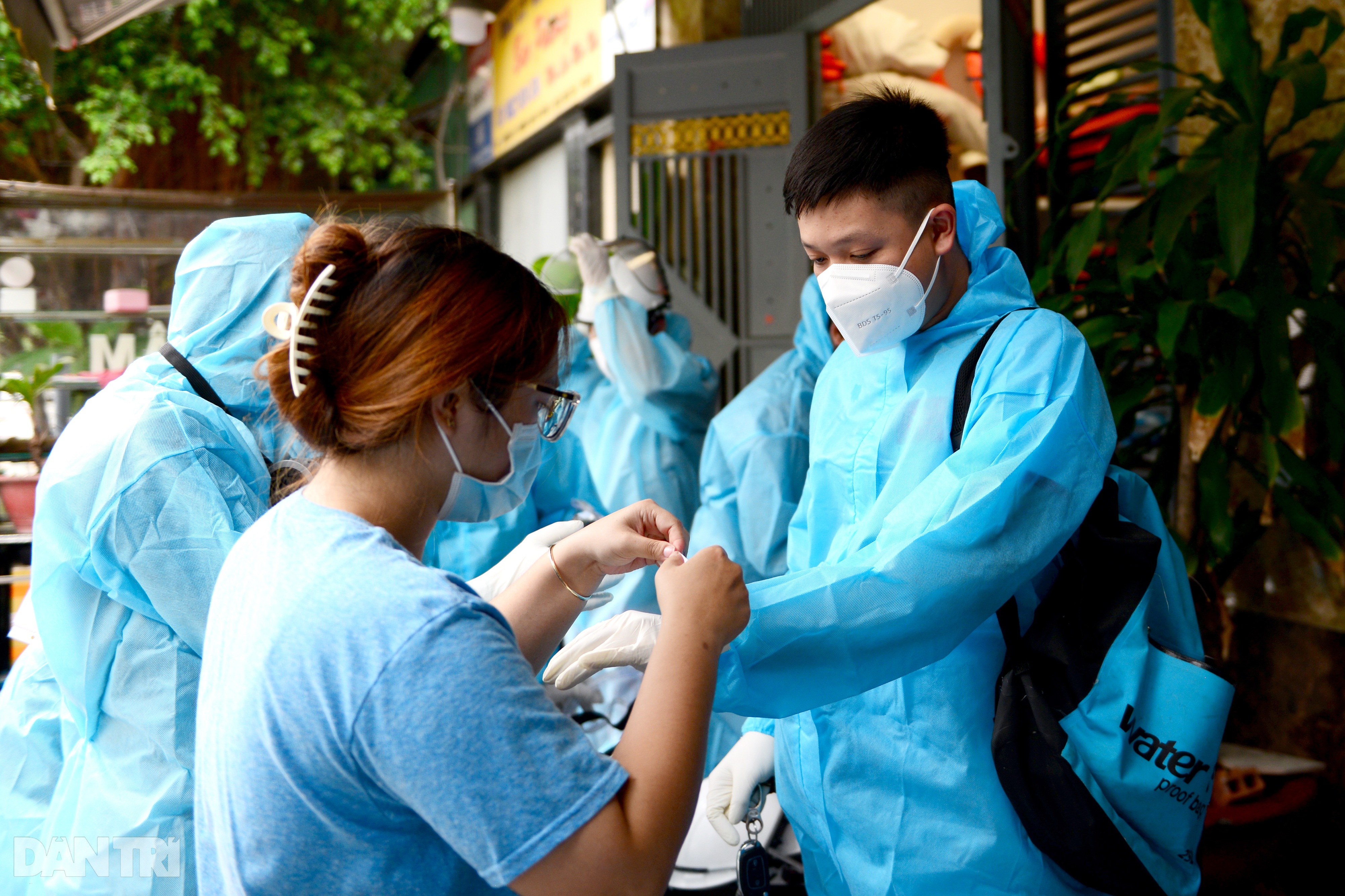 Thiếu niên 15 tuổi tình nguyện tham gia đội khử khuẩn đường phố ở Sài Gòn - 4 Thiếu niên 15 tuổi tình nguyện tham gia đội khử khuẩn đường phố ở Sài Gòn - 4