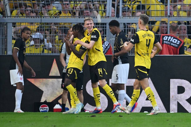 Dortmund thắng trận mở màn Bundesliga - 1