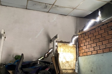 Hàng chục hộ dân ở TPHCM thấp thỏm sống trong những căn nhà nứt toác