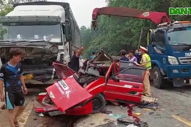 Dùng xe cẩu cứu nạn nhân mắc kẹt trong ô tô biến dạng