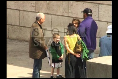 Lourdes Leon và các em đi ngắm cảnh Paris