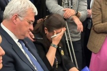 Cử chỉ gây chú ý của Đại sứ Ukraine giữa cuộc đấu khẩu Trump - Zelensky