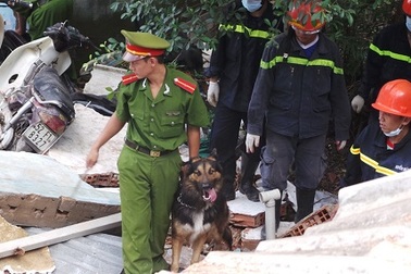 Huy động chó nghiệp vụ tìm 2 nạn nhân mất tích trong vụ nổ công ty phân bón