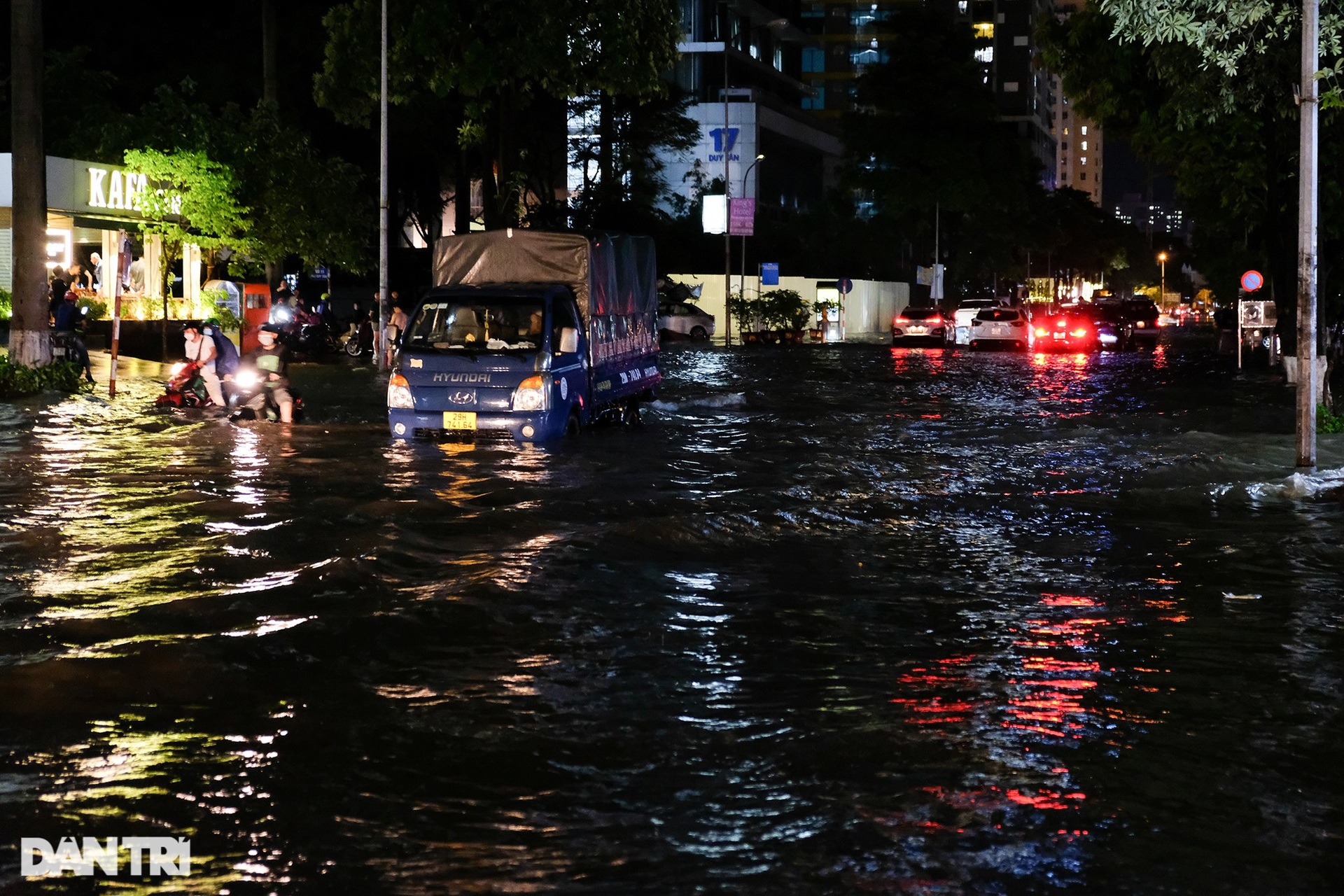 Người dân khổ sở tìm lối đi khi Hà Nội cứ có mưa là ngập khắp nơi - 11 Người dân khổ sở tìm lối đi khi Hà Nội cứ có mưa là ngập khắp nơi - 11