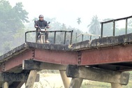 Nghệ An: Rùng mình qua cây cầu "13 tuổi"... xuống cấp nghiêm trọng!