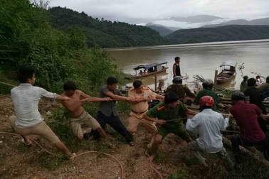 Ô tô lao xuống hồ thủy điện Sơn La, 2 người tử vong