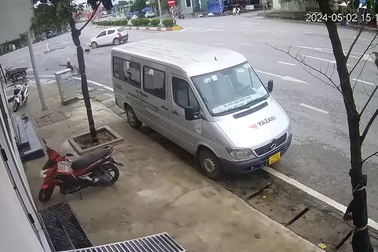 Ô tô đi ngược chiều tông văng 2 thanh niên đầu trần chạy xe máy