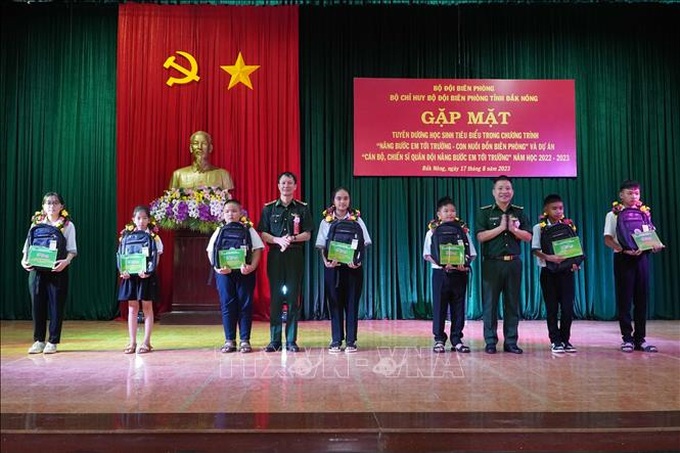 Vinh danh học sinh vùng biên giới còn nhiều khó khăn, vượt khó học giỏi. Ảnh: TTXVN