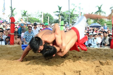 Hấp dẫn lễ hội vật đối kháng cổ xưa 400 năm ở làng Sình