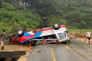Mưa lũ cuốn trôi xe khách, tàn phá đường ở Cao Bằng