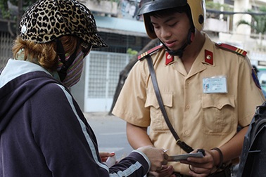 Dừng xe, xử phạt: Không chỉ CSGT