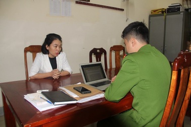 Nữ cán bộ địa chính gây khó dễ cho người dân để "vòi tiền"