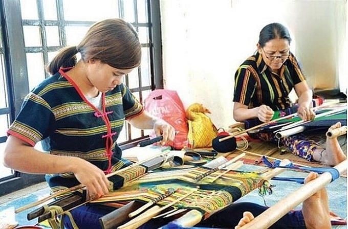 2. Tổ hợp tác dệt thổ cẩm bon N’Jriêng, xã Đắk Nia giúp người dân xóa đói giảm nghèo.