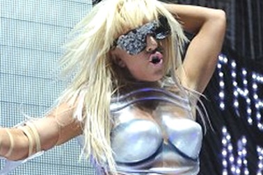 Lady Gaga và những bộ đồ…không giống ai