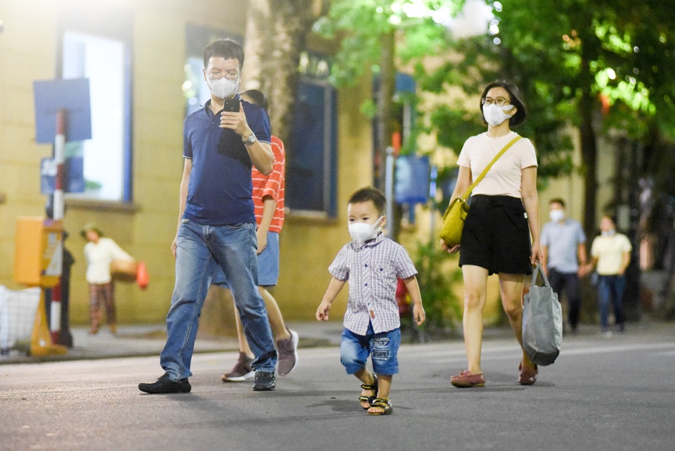 Người dân đổ về hồ Gươm trong ngày phố đi bộ mở trở lại - 9 Người dân đổ về hồ Gươm trong ngày phố đi bộ mở trở lại - 9