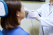 Đi làm đẹp, bị thẩm mỹ viện bỏ quên miếng gạc trong mũi suốt 1 tháng