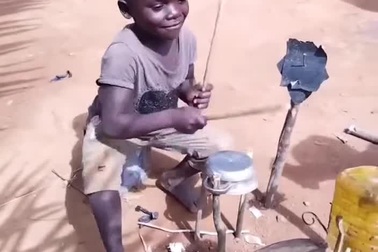 Cậu bé thể hiện tài năng với bộ trống tự chế từ đồ phế thải