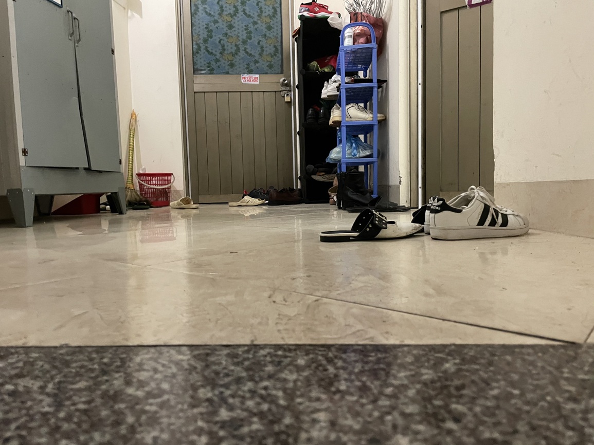 Người Hà Nội vật lộn với thời tiết nồm ẩm, sàn nhà đổ mồ hôi - 2 Người Hà Nội vật lộn với thời tiết nồm ẩm, sàn nhà đổ mồ hôi - 2