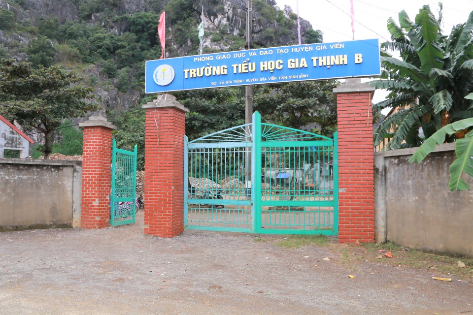 Lớp học chen chúc vì doanh nghiệp hứa xây trường nhưng chưa khởi công - 1 Lớp học chen chúc vì doanh nghiệp hứa xây trường nhưng chưa khởi công - 1