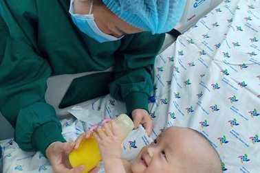 Nụ cười tràn sức sống của cặp Song Nhi sau tách dính