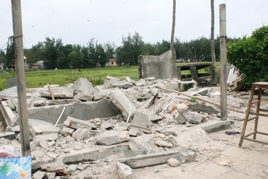 Bác sĩ bị tường đè tử vong khi giúp anh trai phá nhà cũ