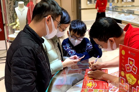 Dồn tiền mừng tuổi 9 năm, 250 triệu mua vàng Thần Tài trữ cho con