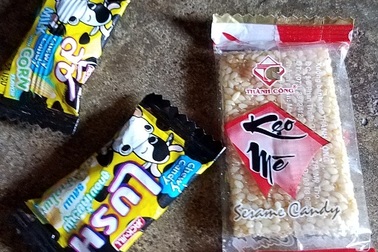 Ăn bánh kẹo do người lạ mặt phát, gần 50 học sinh nhập viện