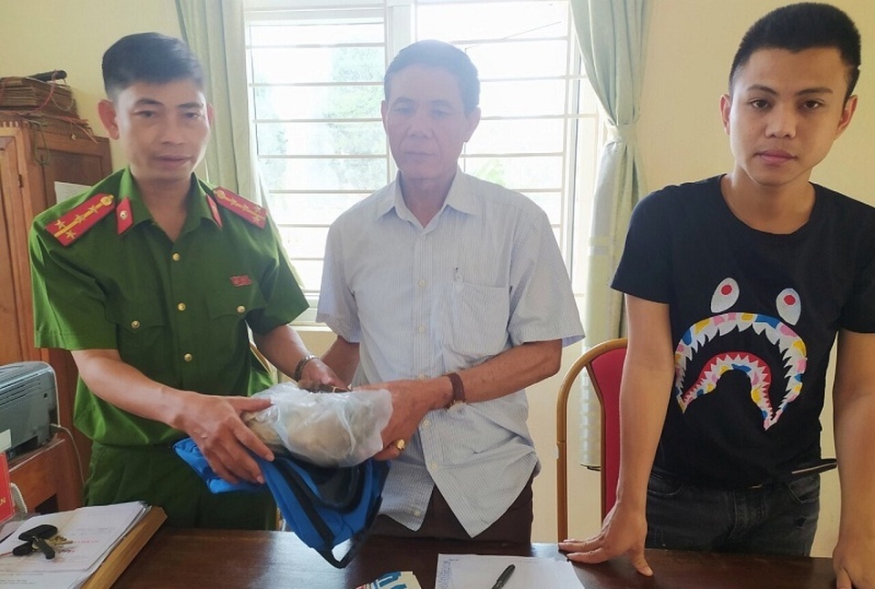 Nam thanh niên trả lại 50 triệu đồng nhặt được - 1 Nam thanh niên trả lại 50 triệu đồng nhặt được - 1