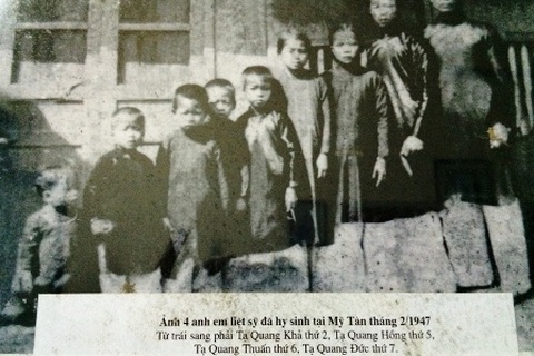 Xúc động một gia đình được Bác Hồ tặng áo lụa