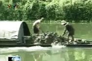 Nạo vét bùn dưới sông rồi lại đổ... xuống sông